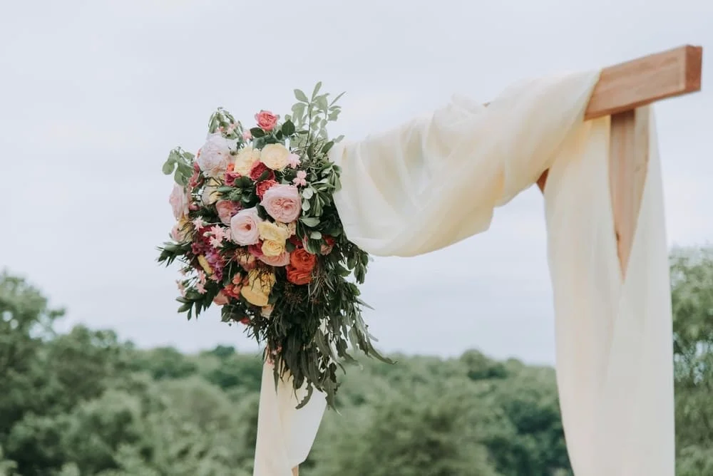 Detalle de ramo de novia con flores silvestres, reportaje de boda profesional en Tarragona.