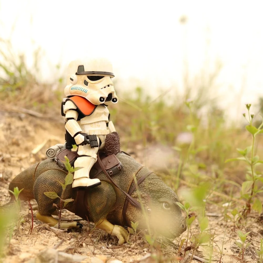 Primer plano de figura Stormtrooper sobre Dewback en sesión de fotografía cosplay en exteriores Tarragona.