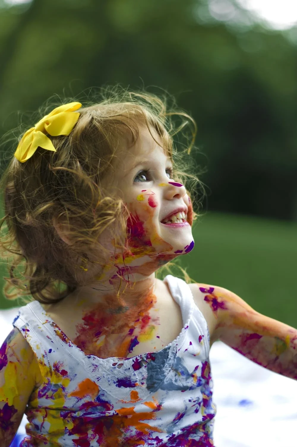 Sesión fotográfica infantil creativa con pintura de colores, fotógrafo de niños en Tarragona.